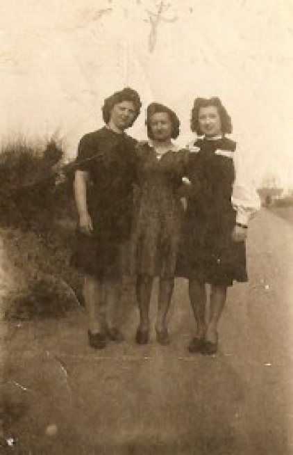 Photo envoyée le 13 mai 1943 maman et ses soeurs